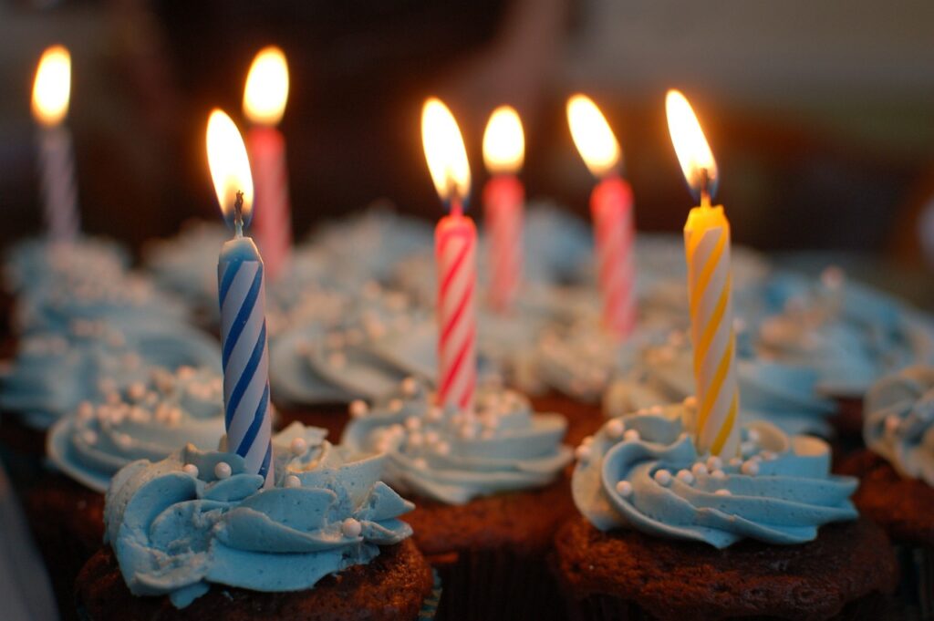 cupcakes, candles, candlelight-380178.jpg